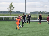 Laatste training S.K.N.W.K. JO11-1JM (partijtje tegen de ouders) van maandag 27 mei 2024 (109/137)